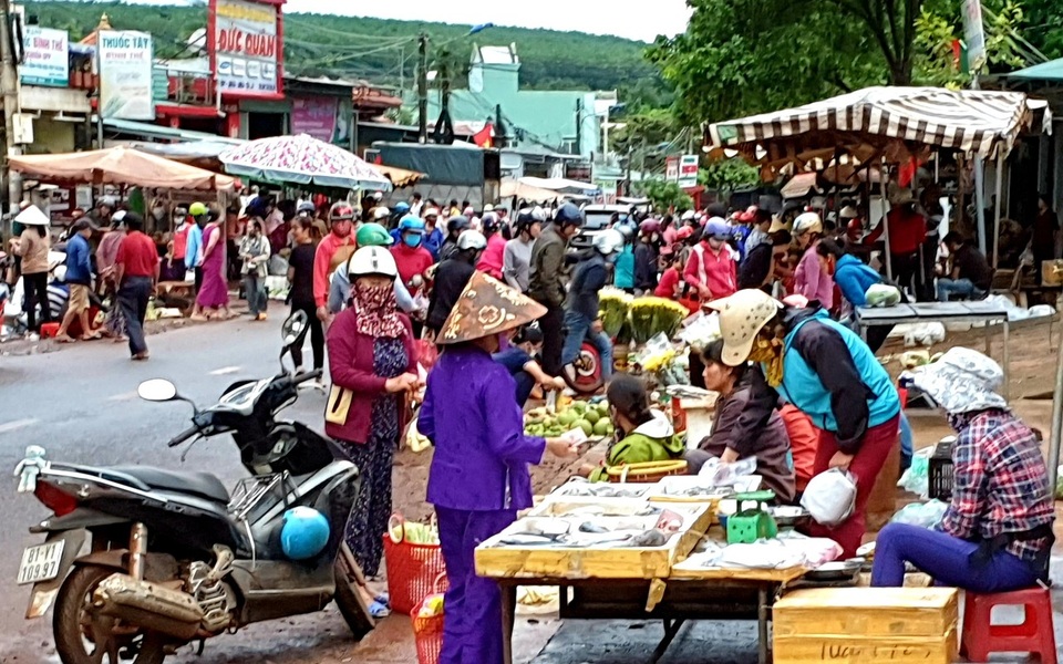Thu tiền bán nốt ở chợ tự phát tiềm ẩn hiểm hoạ giao thông khôn lường - 3 Thu tiền bán nốt ở chợ tự phát tiềm ẩn hiểm hoạ giao thông khôn lường - 3