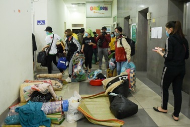 Sinh viên khu KTX Mỹ Đình rời đi trong đêm nhường chỗ cách ly Covid-19