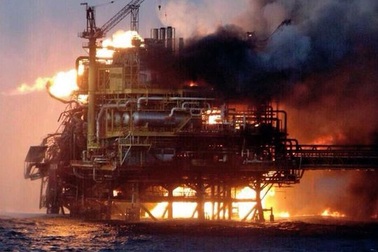 Giàn khoan dầu tại Vịnh Mexico bốc cháy ngùn ngụt, 4 người chết