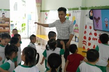 Học sinh lớp tiên tiến đóng thêm gần 1,5 triệu đồng/tháng