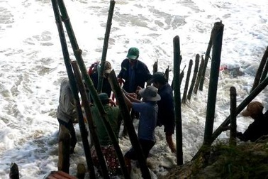 Huy động hàng trăm người “cứu nguy” bờ biển Cửa Đại