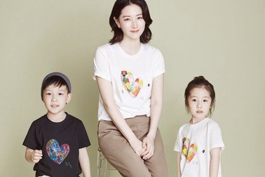 Lee Young Ae khoe hai con xinh đẹp