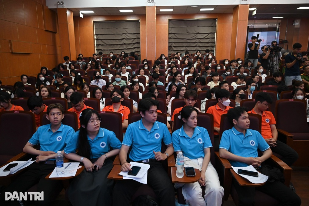 Sinh viên TPHCM thay ca điều tiết giao thông - 2 Sinh viên TPHCM thay ca điều tiết giao thông - 2