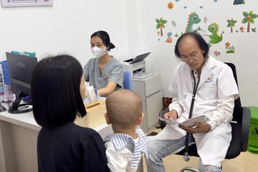 Giáo sư nhi khoa: Bao bọc quá mức không giúp trẻ khỏe hơn