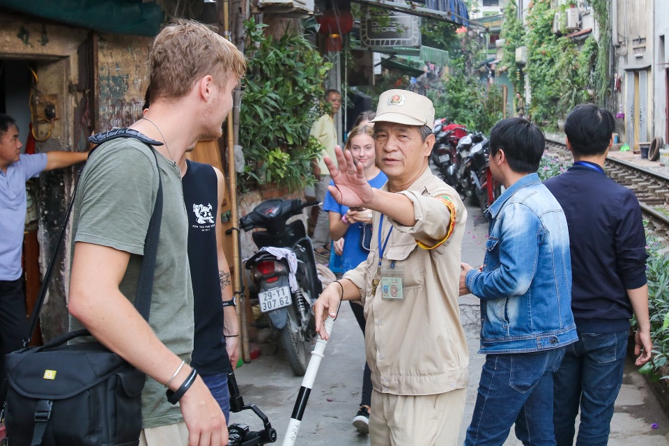 Xóm cà phê đường tàu mới vừa mở cửa đã bị khai tử - 5 Xóm cà phê đường tàu mới vừa mở cửa đã bị khai tử - 5