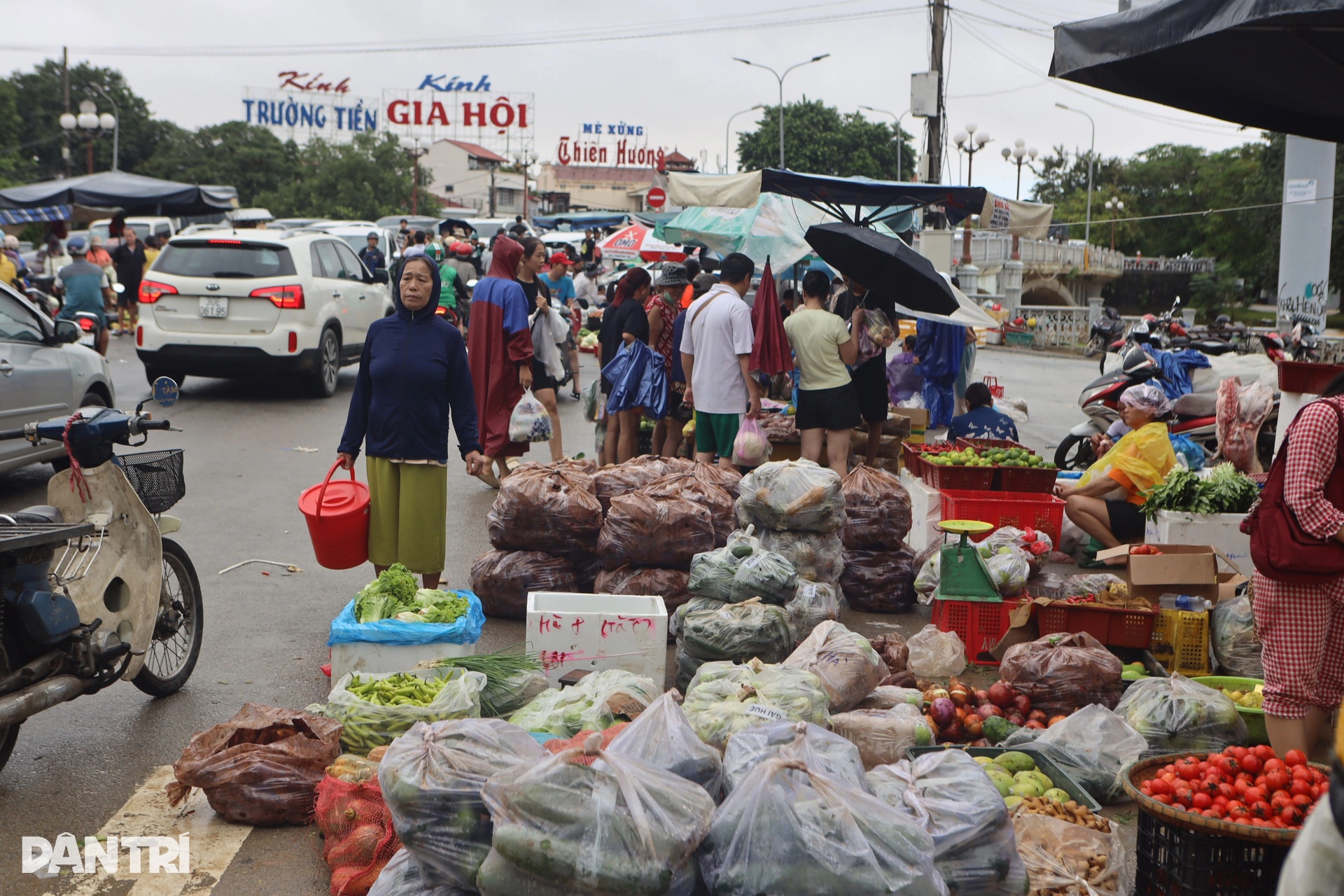 Chợ truyền thống lớn nhất Huế tan hoang sau lũ, nhiều mặt hàng khan hiếm - 10 Chợ truyền thống lớn nhất Huế tan hoang sau lũ, nhiều mặt hàng khan hiếm - 10