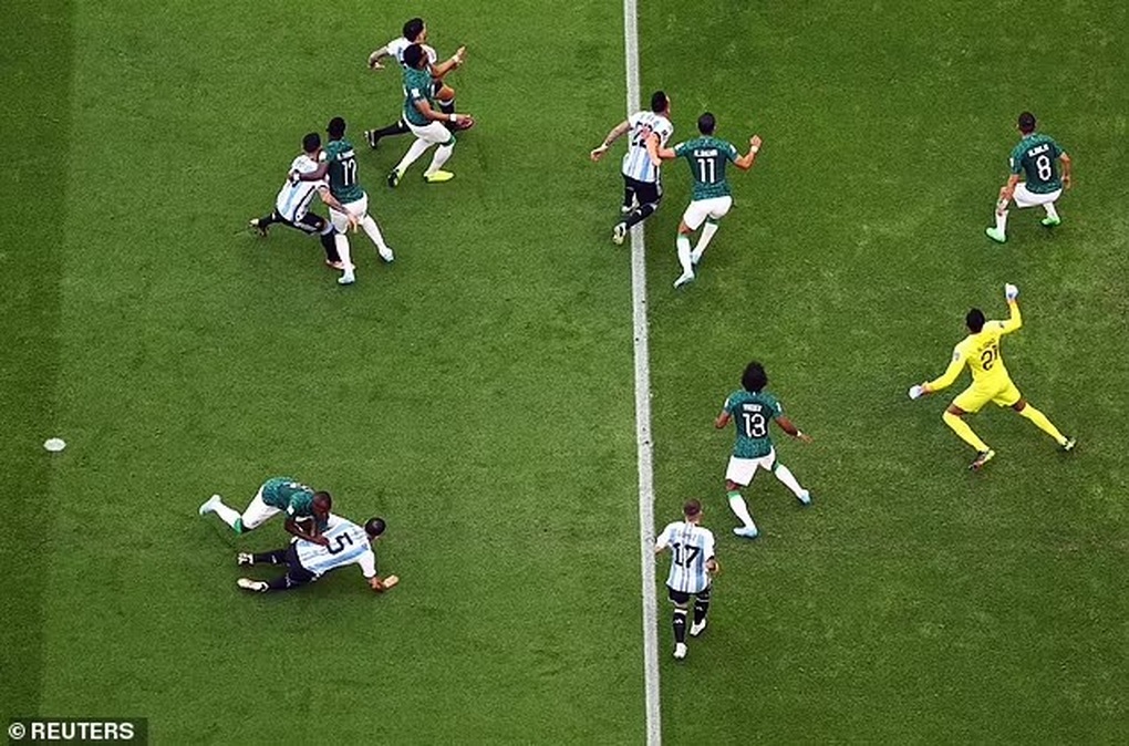Công nghệ VAR lại gây tranh cãi trong ngày Argentina thua Saudi Arabia - 4 Công nghệ VAR lại gây tranh cãi trong ngày Argentina thua Saudi Arabia - 4