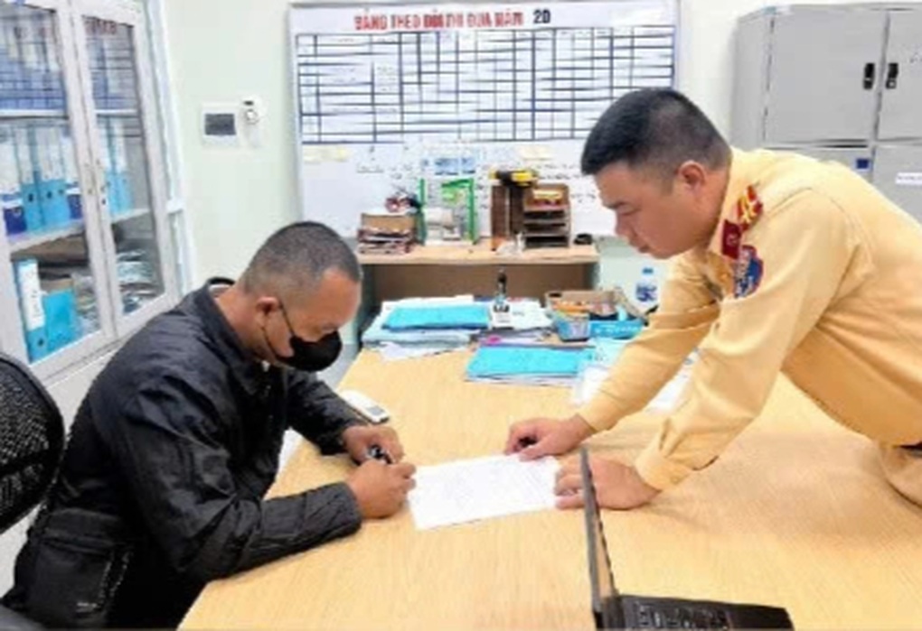 Tài xế xe khách bị phạt 10 triệu đồng vì liên tục chuyển làn trên cao tốc - 2