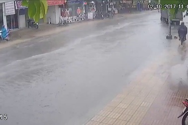 Đường ngập, ô tô vô ý thức vẫn phóng như bay làm nước bắn tung tóe lên người đi đường