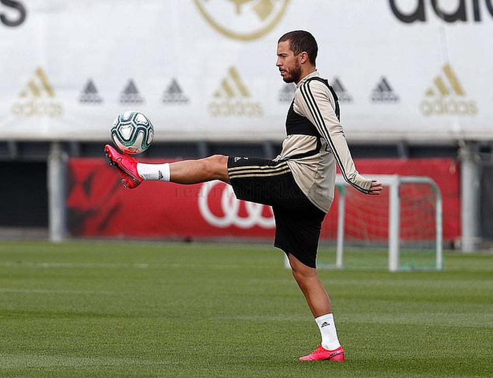 HLV Zidane đeo khẩu trang chỉ đạo cầu thủ Real Madrid - 1 HLV Zidane đeo khẩu trang chỉ đạo cầu thủ Real Madrid - 1