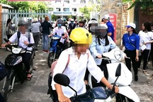 Bạc Liêu: Xử lý nghiêm hành vi học sinh đi xe máy không đội mũ bảo hiểm