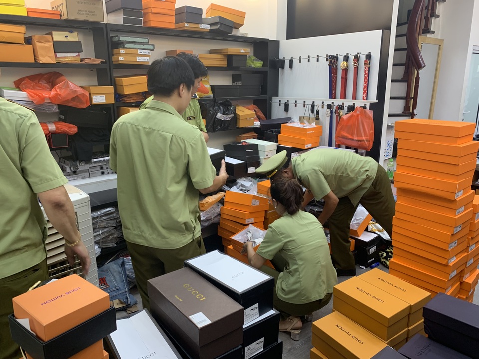 Đột xuất kiểm tra khu dốc Baza, tóm lượng lớn hàng hiệu nghi rởm - 3 Đột xuất kiểm tra khu dốc Baza, tóm lượng lớn hàng hiệu nghi rởm - 3