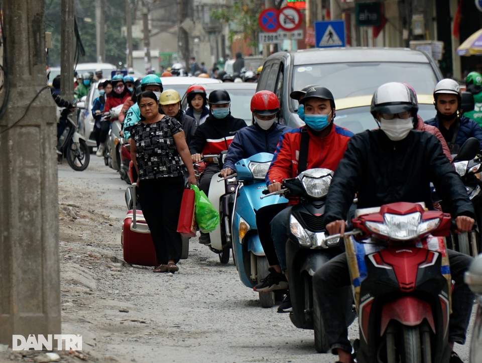 Hà Nội: Con đường dài hơn 400m xây 4 năm vẫn chưa xong - 8 Hà Nội: Con đường dài hơn 400m xây 4 năm vẫn chưa xong - 8