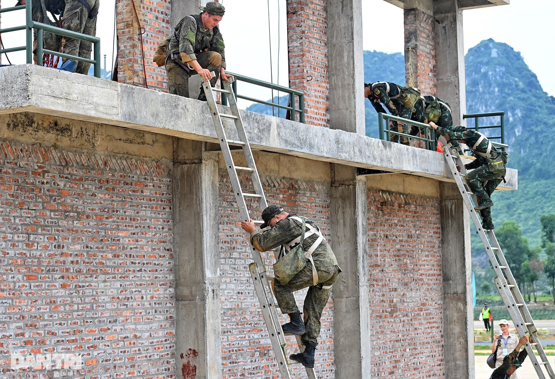 Quyết liệt cuộc tranh tài giữa đội Việt Nam và Nga nội dung Vùng tai nạn - 9 Quyết liệt cuộc tranh tài giữa đội Việt Nam và Nga nội dung Vùng tai nạn - 9