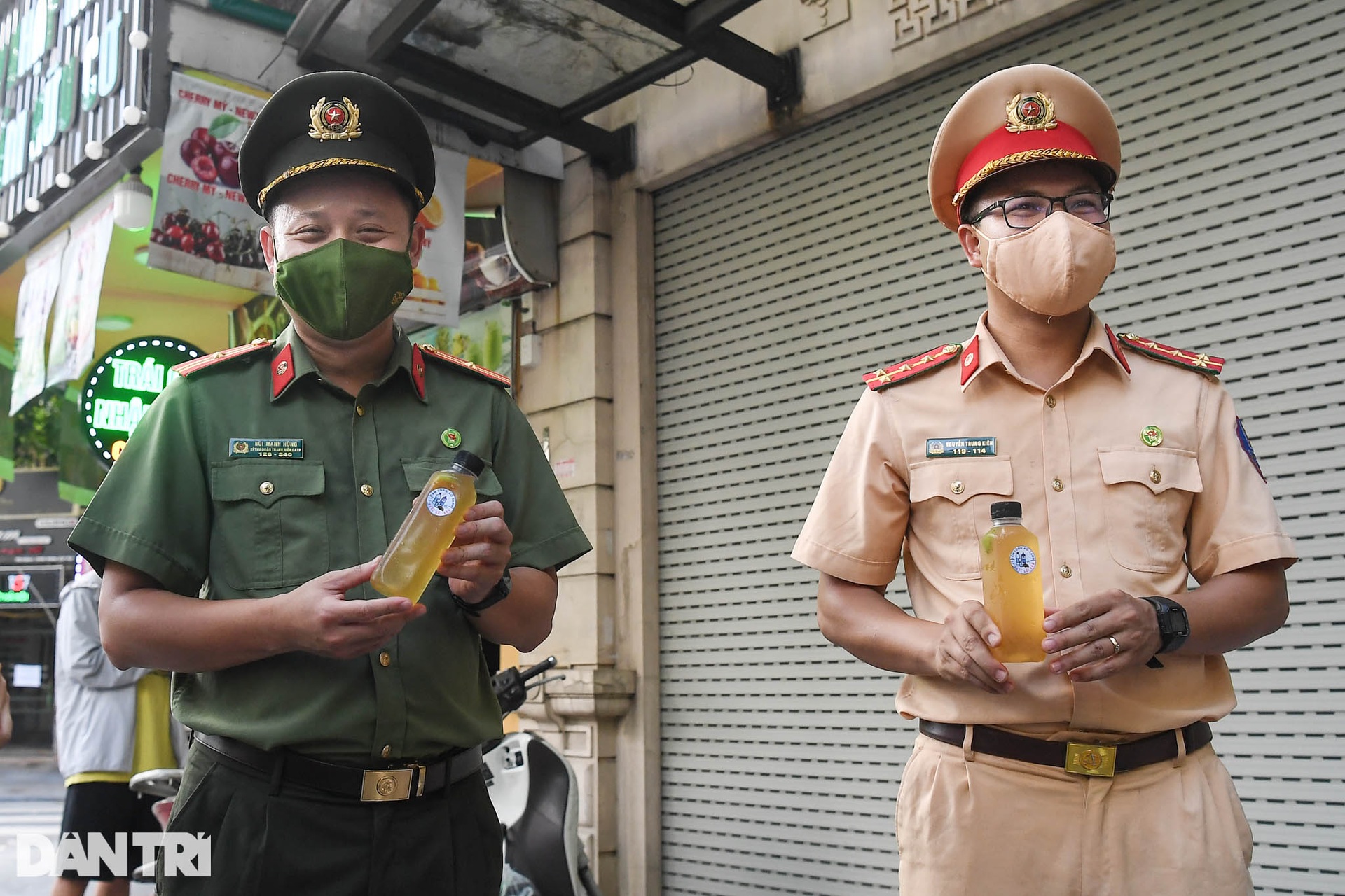 Chiến sĩ công an chống dịch bất ngờ nhận quà đặc biệt từ thanh niên Thủ đô - 13 Chiến sĩ công an chống dịch bất ngờ nhận quà đặc biệt từ thanh niên Thủ đô - 13