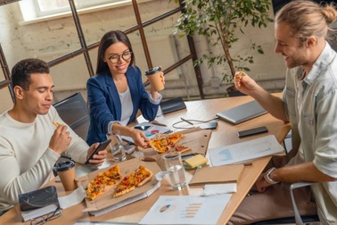 24 nhân viên bị đuổi việc vì dùng tiền phụ cấp ăn uống để mua miếng dán mụn