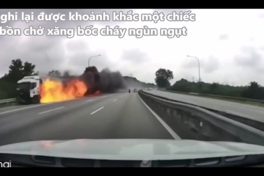 Xe bồn chở xăng bốc cháy ngùn ngụt lao trên cao tốc như phim hành động