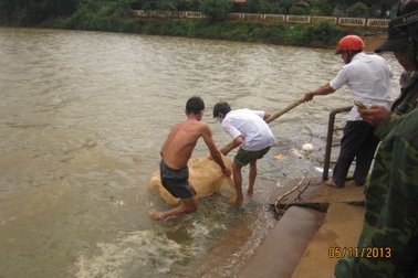 Thi thể nam thanh niên nổi giữa hồ sinh thái