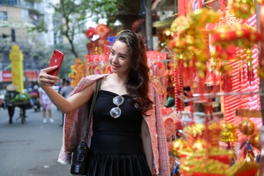 Phố Hàng Mã rực rỡ sắc đỏ ngày cận Tết