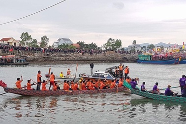 Gần 200 thanh niên trai tráng quyết liệt với những màn rượt đuổi đua thuyền