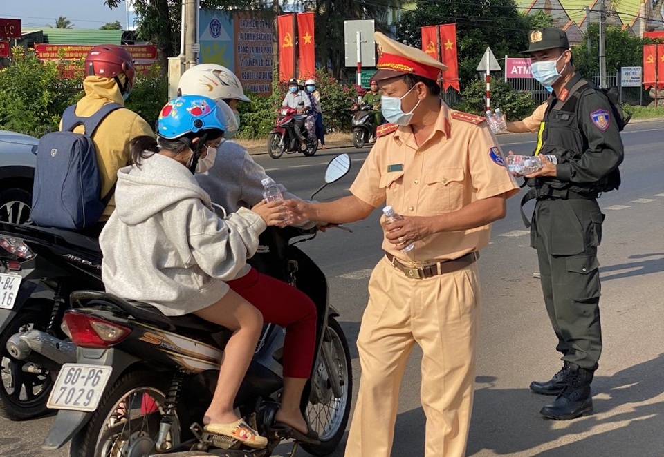 Giật mình vì CSGT đứng đầy đường, người dân bất ngờ khi được phát nước - 2 Giật mình vì CSGT đứng đầy đường, người dân bất ngờ khi được phát nước - 2