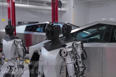 Tesla tung video khoe khả năng đi lại, cầm nắm đồ vật của robot hình người
