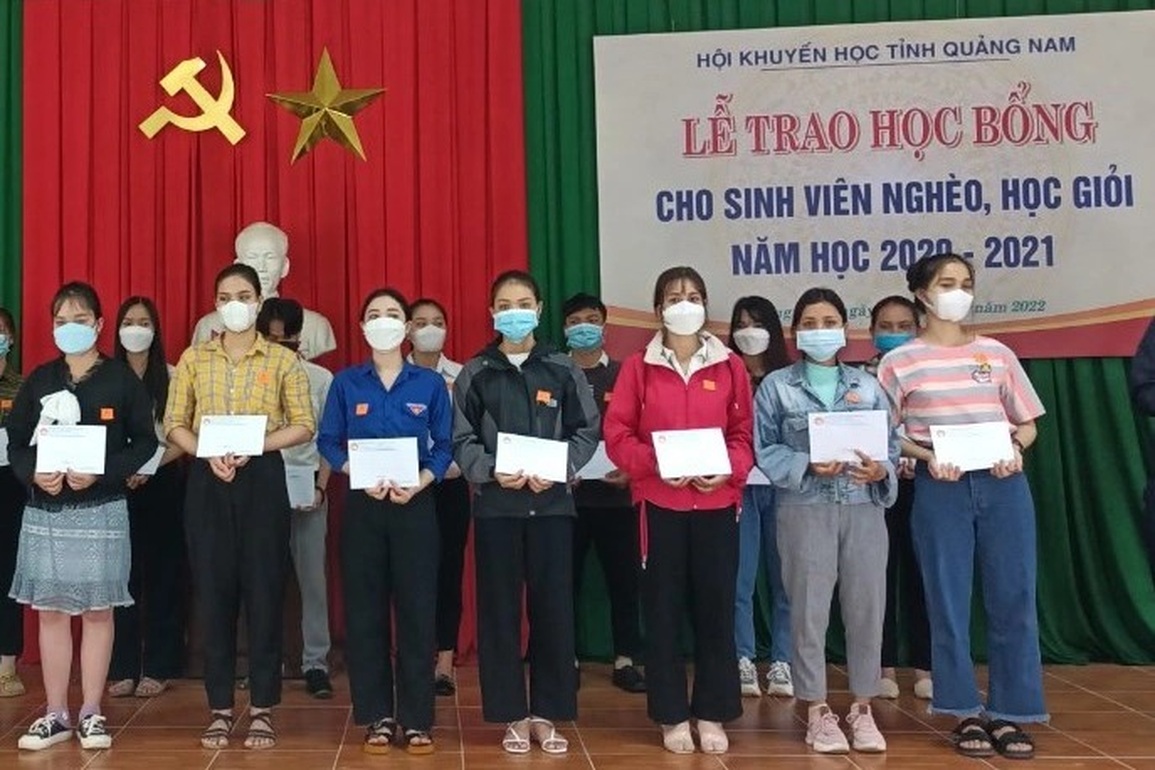 Hội Khuyến học tỉnh Quảng Nam trao 134 suất học bổng đến sinh viên nghèo - 1 Hội Khuyến học tỉnh Quảng Nam trao 134 suất học bổng đến sinh viên nghèo - 1
