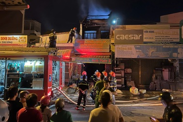 Cháy ngôi nhà 2 tầng chuyên bán mỹ phẩm ở Nha Trang