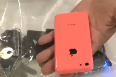 Video thử độ bền của vỏ nhựa iPhone 5C