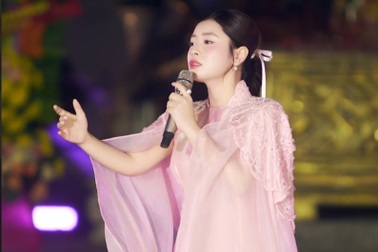 Sao mai Thu Hằng xúc động hát tri ân liệt sĩ tại Quảng Trị