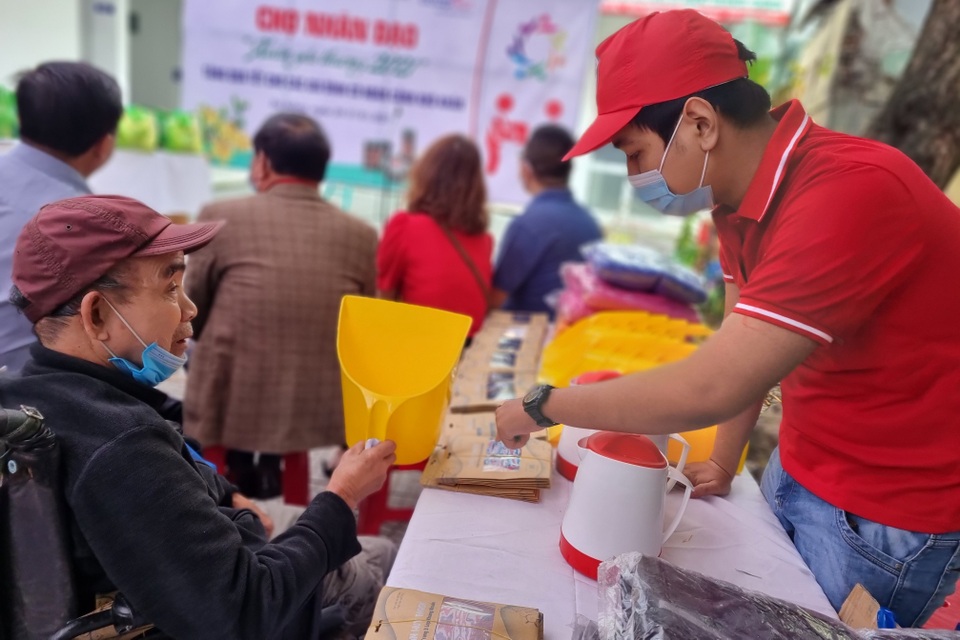 Chợ nhân đạo tặng 1.000 phiếu mua hàng miễn phí tới các hộ khó khăn - 2 Chợ nhân đạo tặng 1.000 phiếu mua hàng miễn phí tới các hộ khó khăn - 2
