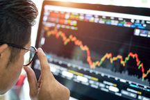 Bản tin trưa 2/6: Chứng khoán giằng co trước ngưỡng 1.300 điểm