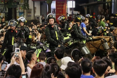 Biển người đổ về phố đi bộ Nguyễn Huệ xem diễu hành Kỵ binh