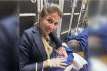 Tiếp viên hàng không đỡ đẻ cho hành khách giữa không trung