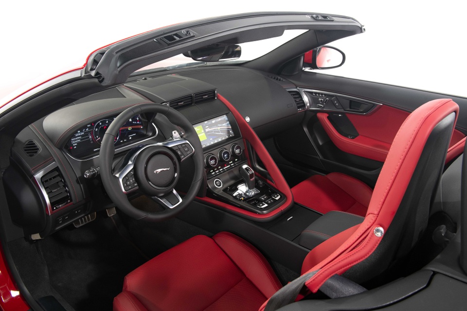 Jaguar F-TYPE mới về Việt Nam có giá lên đến 15,29 tỷ đồng - 3 Jaguar F-TYPE mới về Việt Nam có giá lên đến 15,29 tỷ đồng - 3