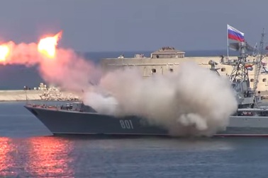 Tàu khu trục Nga phóng hỏng tên lửa trong lễ kỷ niệm hoành tráng
