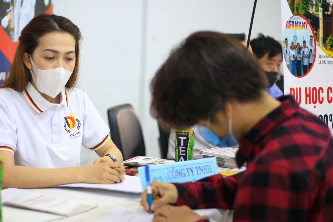 Sinh viên mới tốt nghiệp than... chỉ nhận lương bằng 1/3 công nhân - 1 Sinh viên mới tốt nghiệp than... chỉ nhận lương bằng 1/3 công nhân - 1