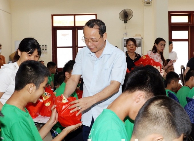 Phó Bí thư Thường trực Tỉnh ủy, Chủ tịch HĐND tỉnh Nguyễn Quốc Chung tặng quà cho các em thiếu nhi tại Trung tâm.