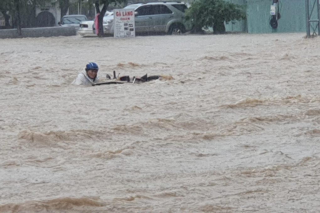 TP Quy Nhơn nước dâng cao cả mét, lũ cuốn trôi người và xe - 3 TP Quy Nhơn nước dâng cao cả mét, lũ cuốn trôi người và xe - 3