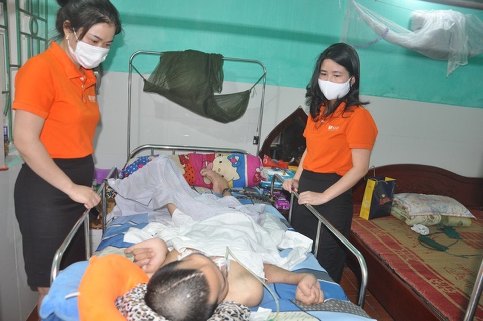 Bạn đọc Dân trí tiếp tục giúp đỡ người đàn ông sống thực vật số tiền lớn - 3 Bạn đọc Dân trí tiếp tục giúp đỡ người đàn ông sống thực vật số tiền lớn - 3