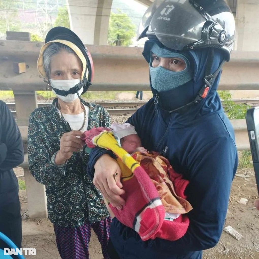 Bé trai sơ sinh nặng 3,5kg bị bỏ dưới gầm cầu vượt - 1 Bé trai sơ sinh nặng 3,5kg bị bỏ dưới gầm cầu vượt - 1