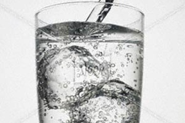 Có nên uống nước quá lạnh khi nóng, khát? 