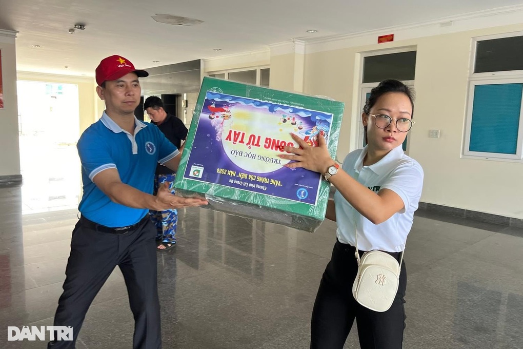 Vượt sóng mang Trung thu tới các em học sinh trên quần đảo Trường Sa - 2 Vượt sóng mang Trung thu tới các em học sinh trên quần đảo Trường Sa - 2