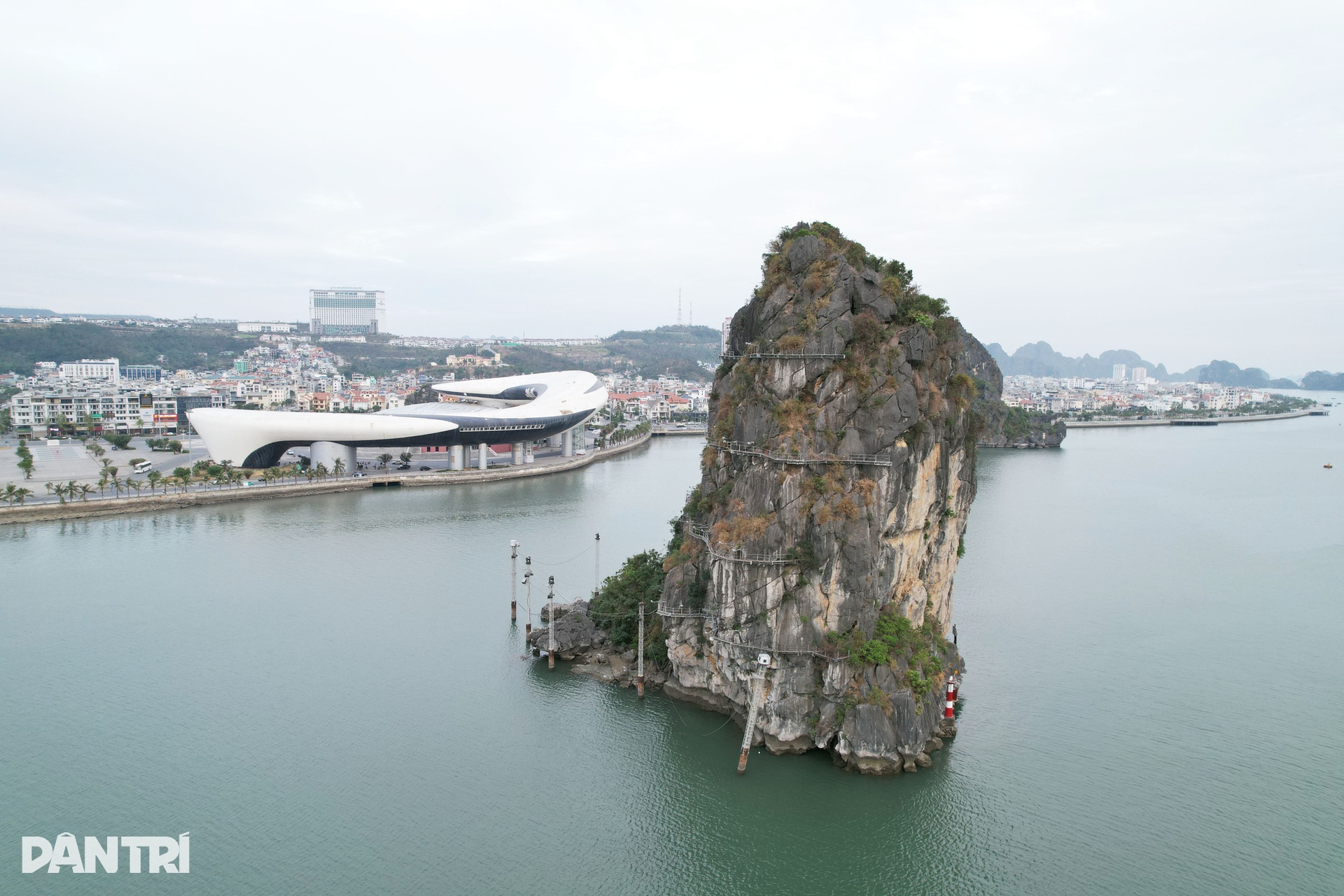 Tháo dỡ dàn đèn nghệ thuật 140 tỷ đồng vô dụng ở Vịnh Hạ Long - 1 Tháo dỡ dàn đèn nghệ thuật 140 tỷ đồng vô dụng ở Vịnh Hạ Long - 1