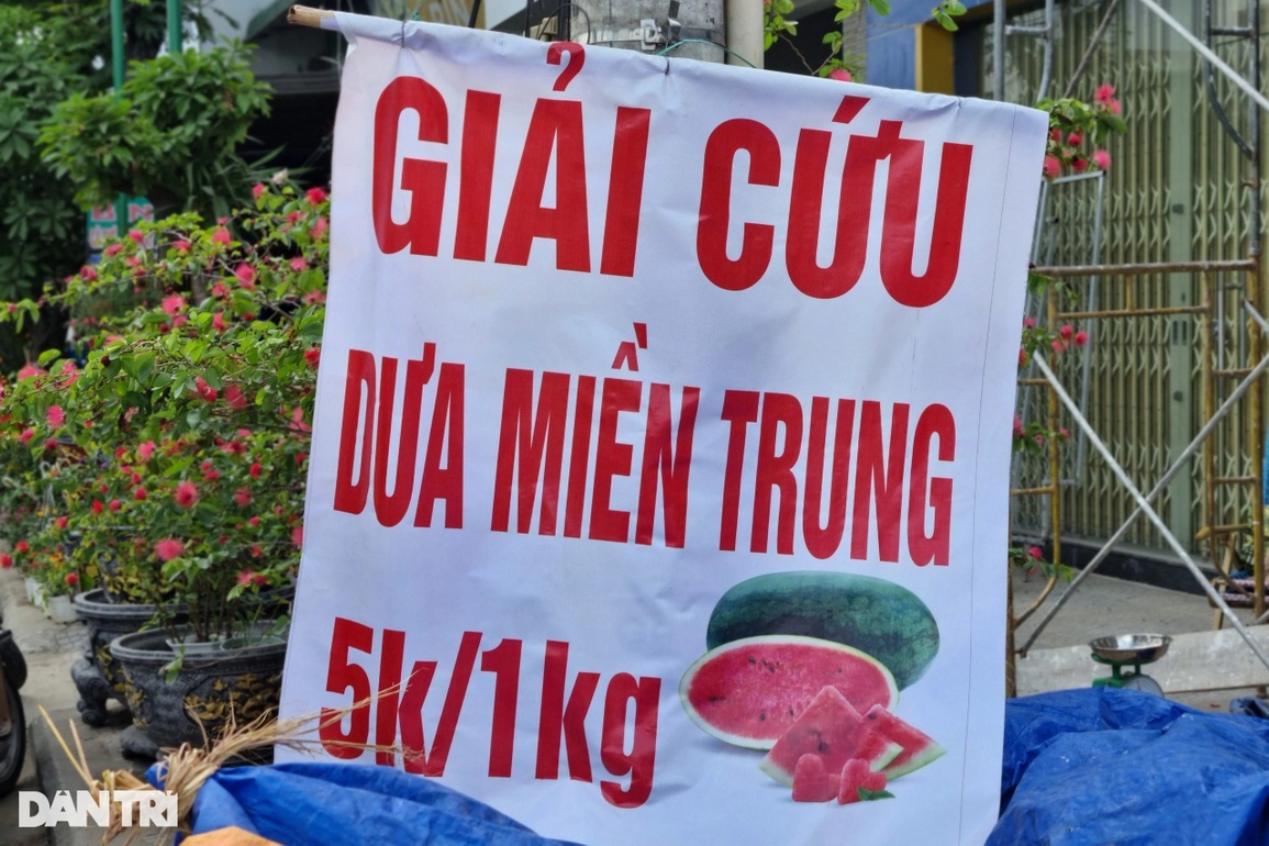 Dưa hấu giải cứu bày bán la liệt ở vỉa hè Đà Nẵng, ít người mua - 2 Dưa hấu giải cứu bày bán la liệt ở vỉa hè Đà Nẵng, ít người mua - 2