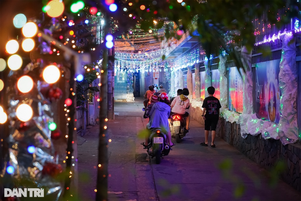 Những con hẻm lung linh ánh đèn đón mùa Noel khác biệt - 7 Những con hẻm lung linh ánh đèn đón mùa Noel khác biệt - 7