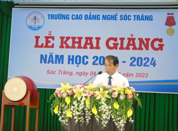 Đ/c Lâm Dủ Nhơn, Hiệu trưởng nhà trường phát biểu tại lễ khai giảng năm học mới
