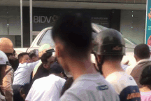 Quảng Ninh: Người dân hợp sức nâng bổng ô tô cứu người mắc kẹt dưới gầm