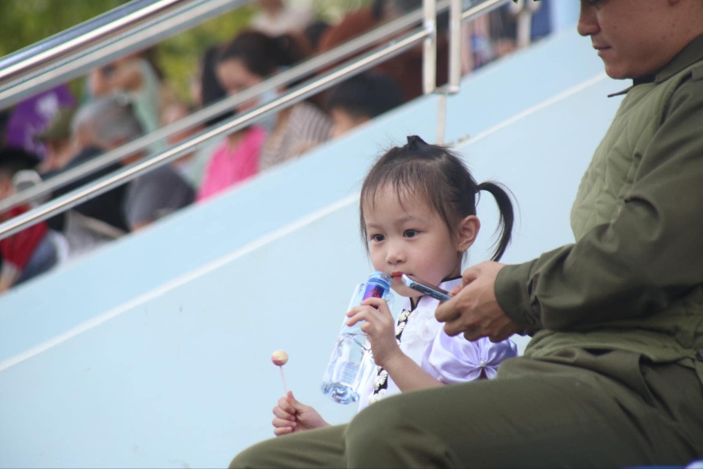 Đằng sau khoảnh khắc em bé tượng đài dưới mưa ở Điện Biên Phủ gây sốt - 5 Đằng sau khoảnh khắc em bé tượng đài dưới mưa ở Điện Biên Phủ gây sốt - 5