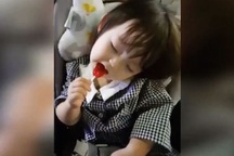 "Bão like" dành cho cô bé vừa ăn vừa ngủ đáng yêu như thiên thần